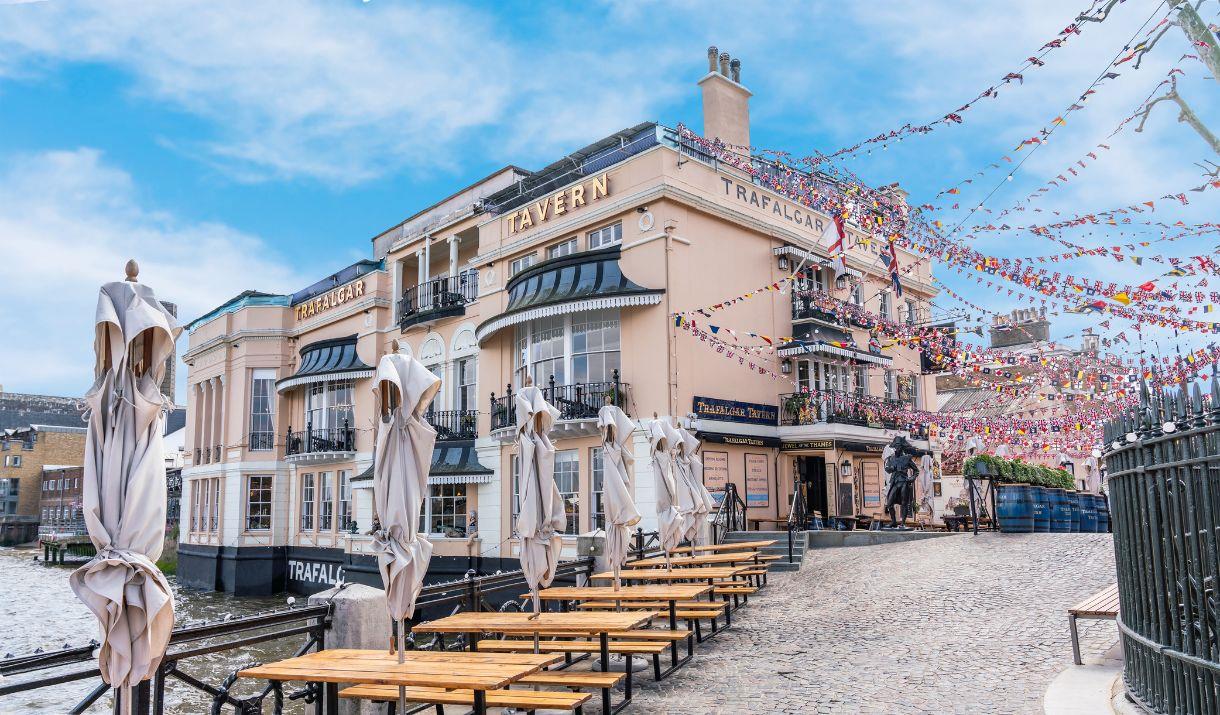 Trafalgar Tavern - Exterior image