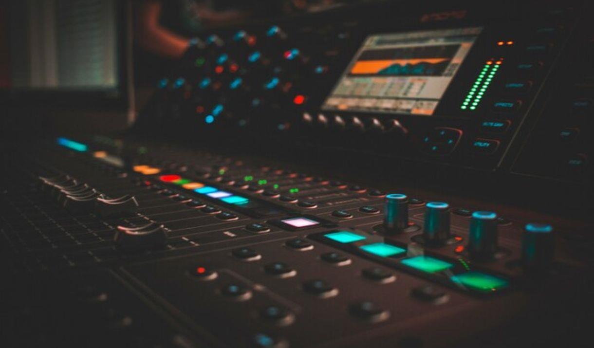 Check out the beatmaking, podcasting and filmmaking courses for ages 8 to 16.