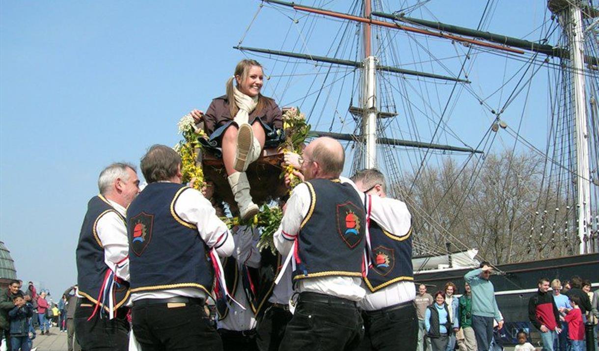 Launching the 2022 dancing season with the traditional "Easter Lifting" event around maritime Greenwich