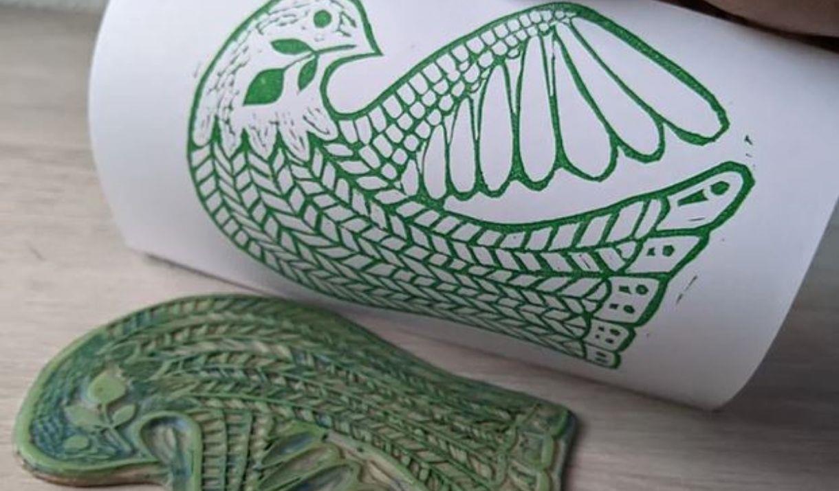 Hand print your own linocut Christmas/greetings cards with Printmaker and Surface Pattern Designer, Ellen Strachan.