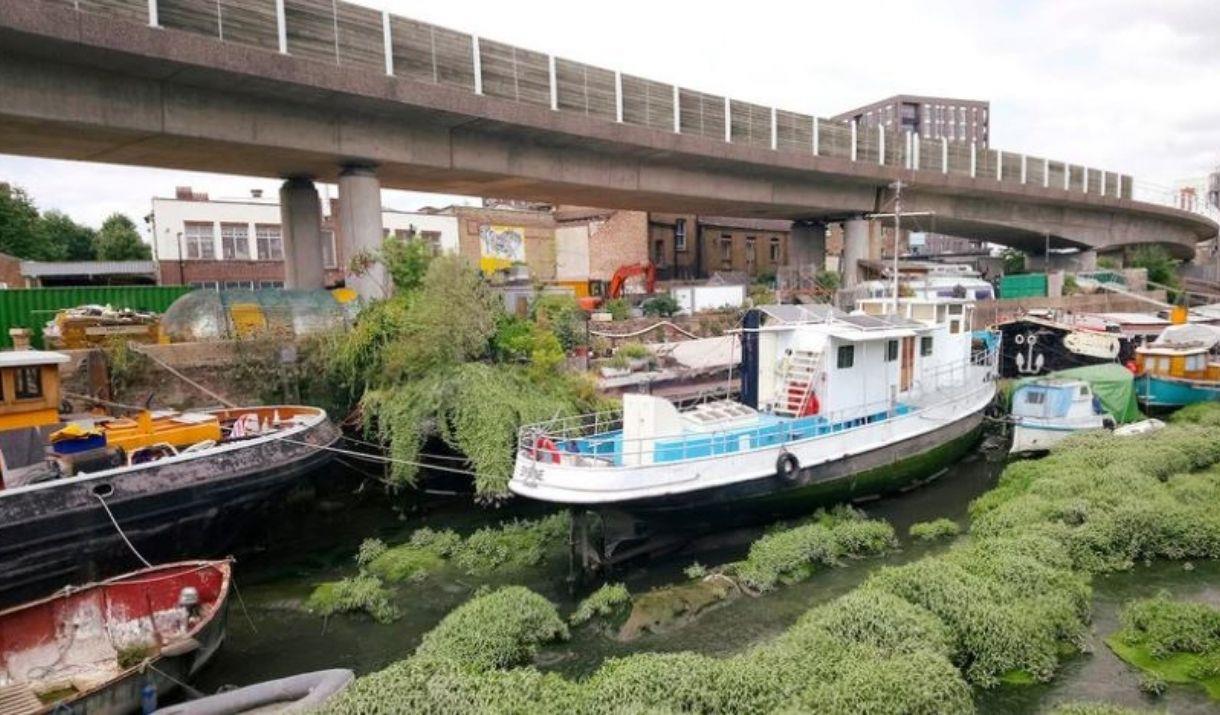 Everyone Welcome walking collective explore waterways and creekside, part of InspiralLondon Hydrodetours' exploration of watery commons in Deptford.