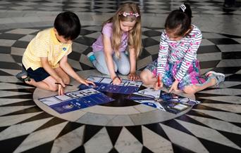 Join 'Weaving the seas', a special weaving workshop for families inspired by the tapestry Feeling Blue