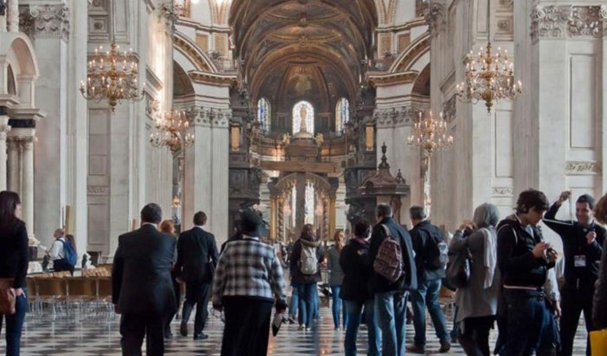 Enjoy a whistle stop tour of London’s famous monuments and marvel at the history of London’s modern masterpieces from the comfort of your seat Enjoy a whistle stop tour of London’s famous monuments and marvel at the history of London’s modern masterpieces from the comfort of your seat